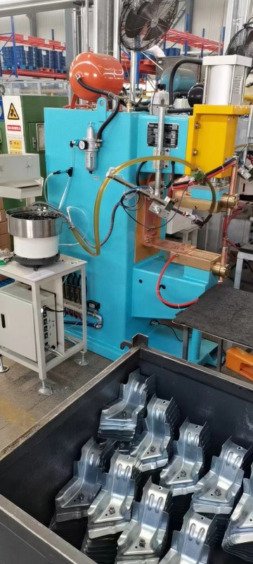 螺母输送机配套座式点焊机使用场景